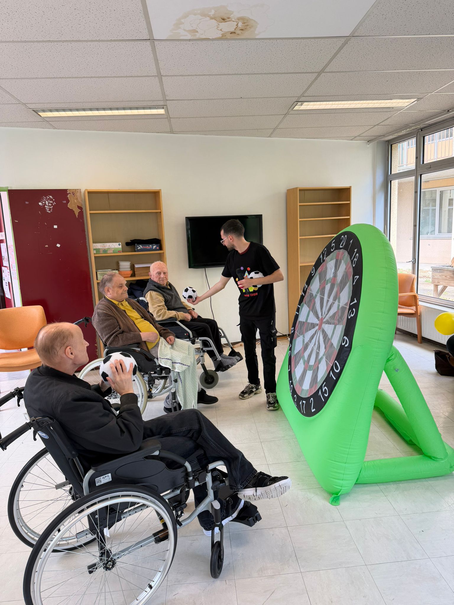Activité fléchettes géantes avec les résidents