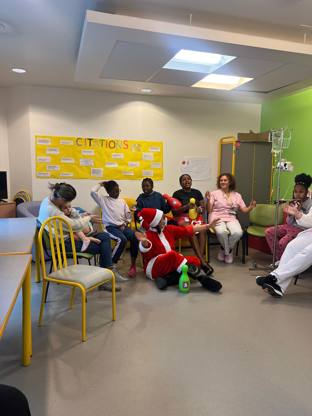 Le Père Noël animant un spectacle pour les enfants à l'hôpital