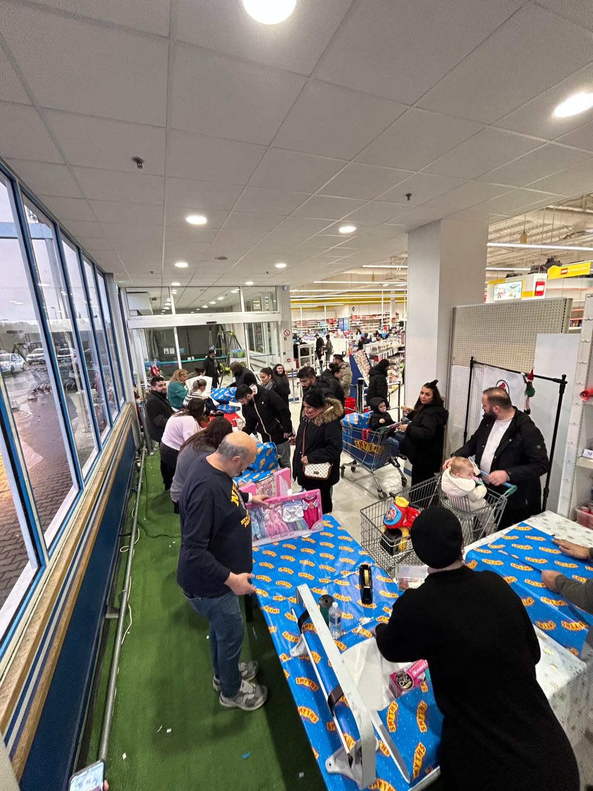 Distribution de cadeaux en magasin