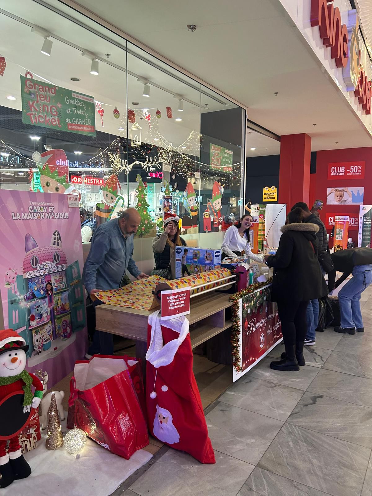 Stand d'emballage de cadeaux en galerie commerciale
