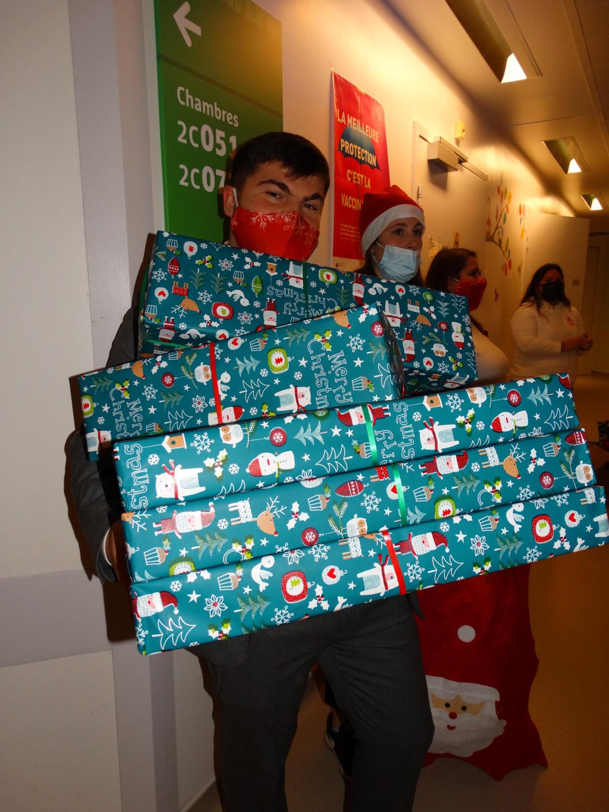 Livraison de cadeaux emballés pour les enfants