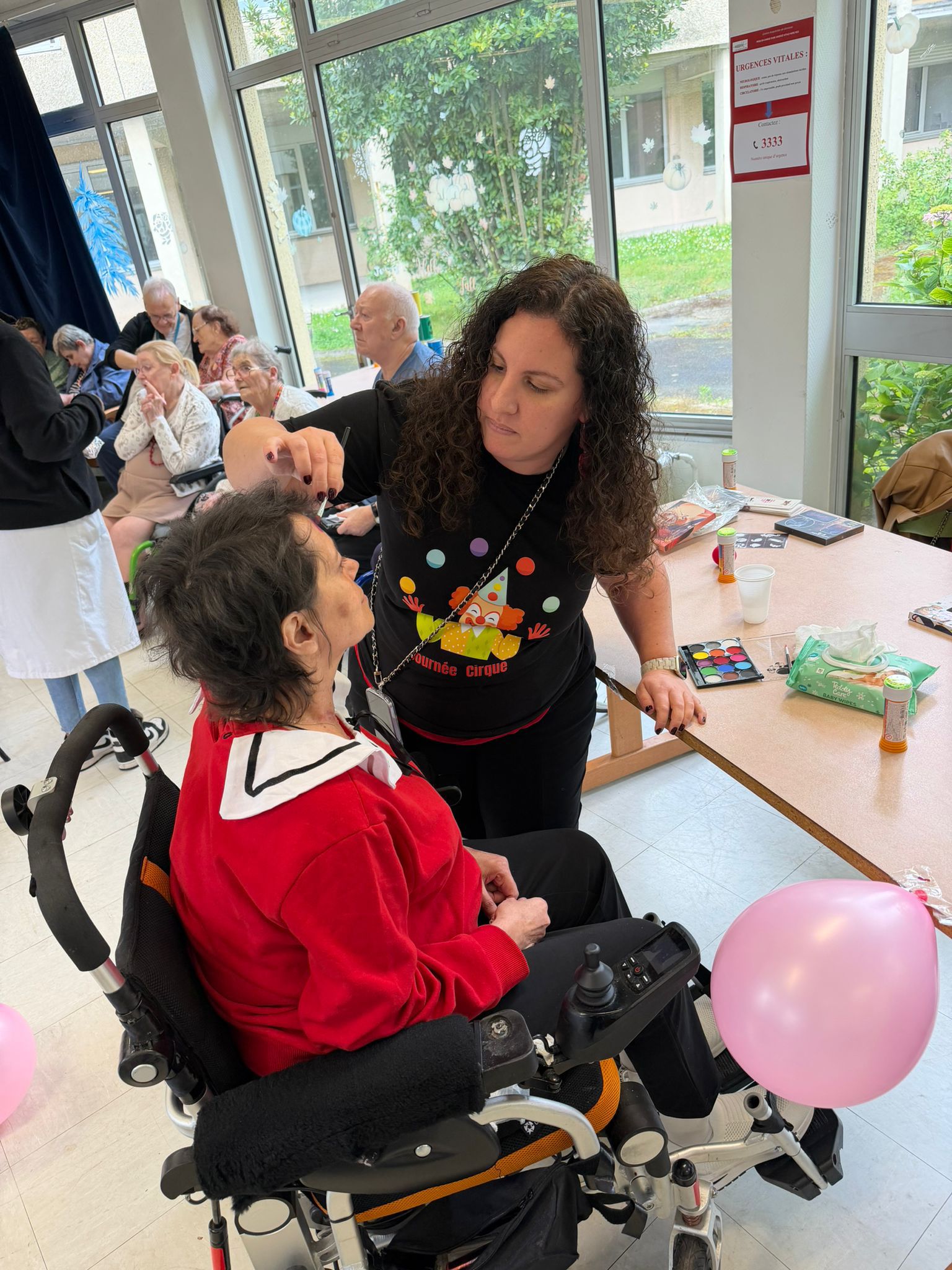 Atelier maquillage lors d'une visite en EHPAD