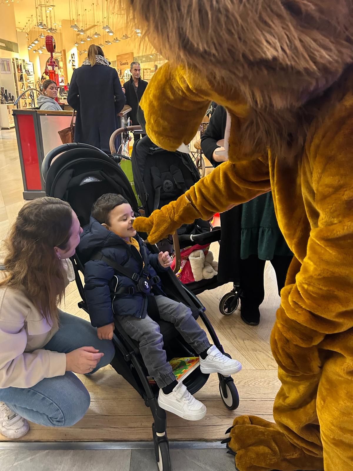 Mascotte apportant un sourire à un enfant