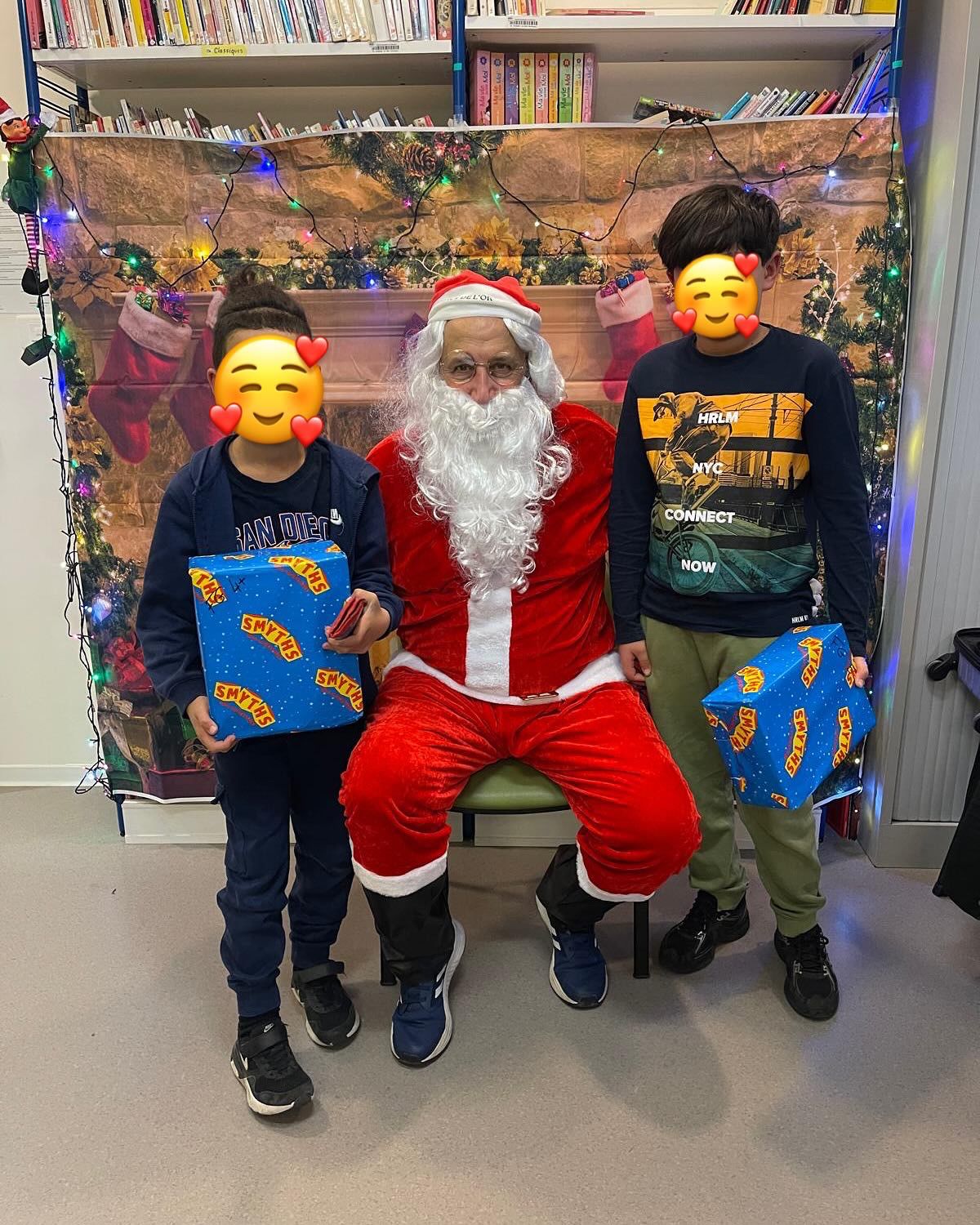Le Père Noël distribuant des cadeaux aux enfants hospitalisés