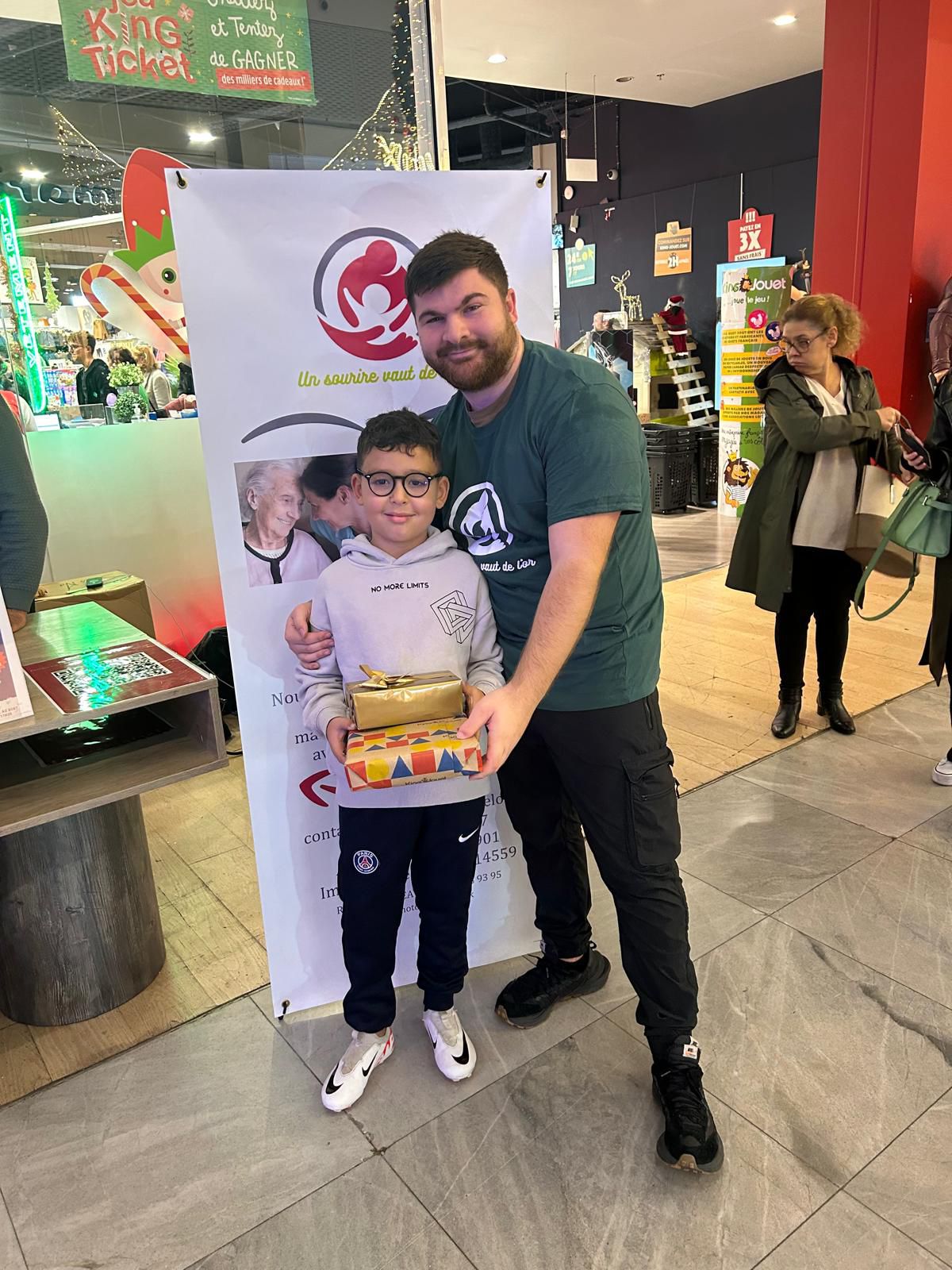 Un enfant reçoit un cadeau à notre stand