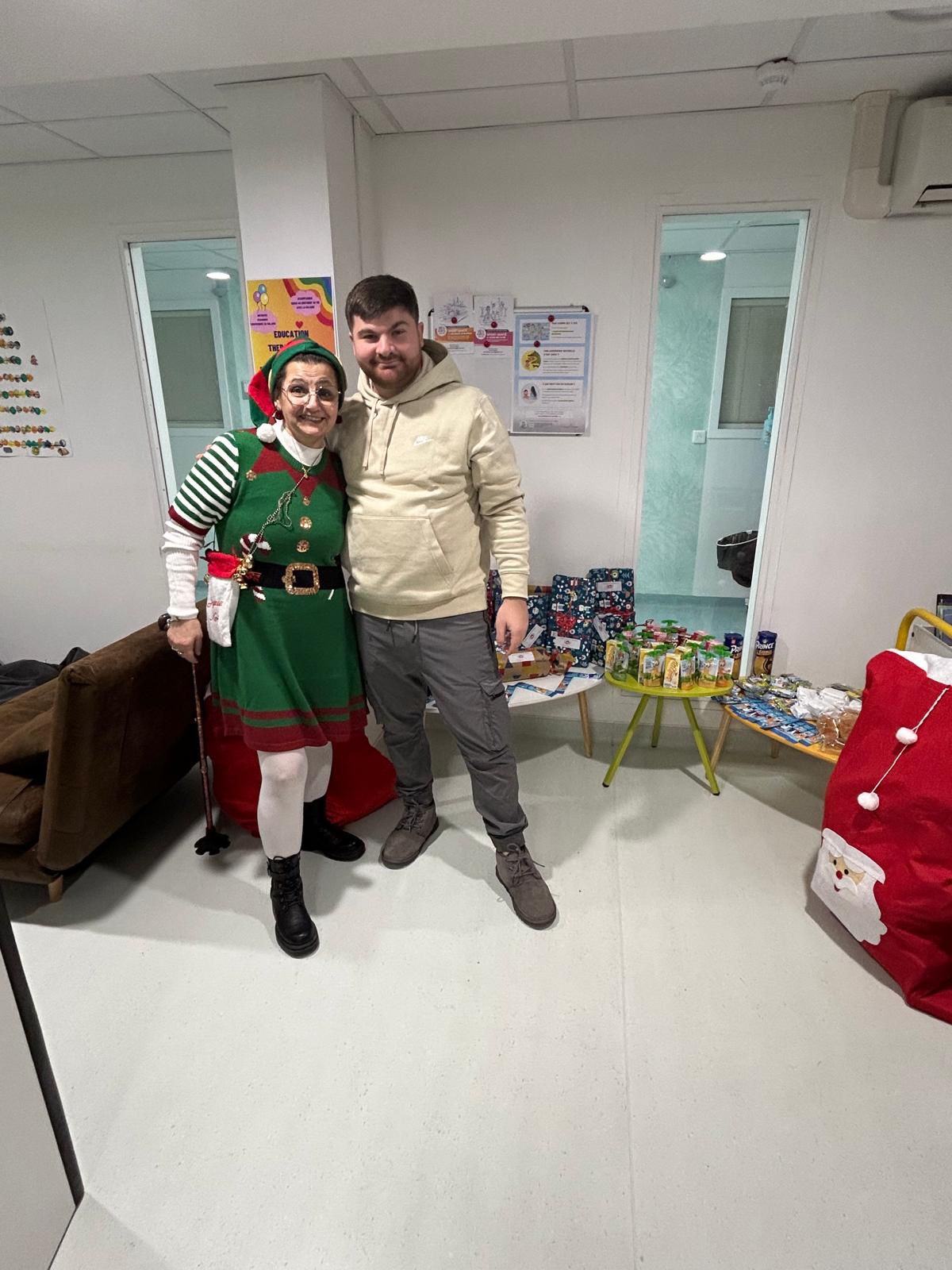 Visite en tenue de lutin avec des cadeaux à l'hôpital