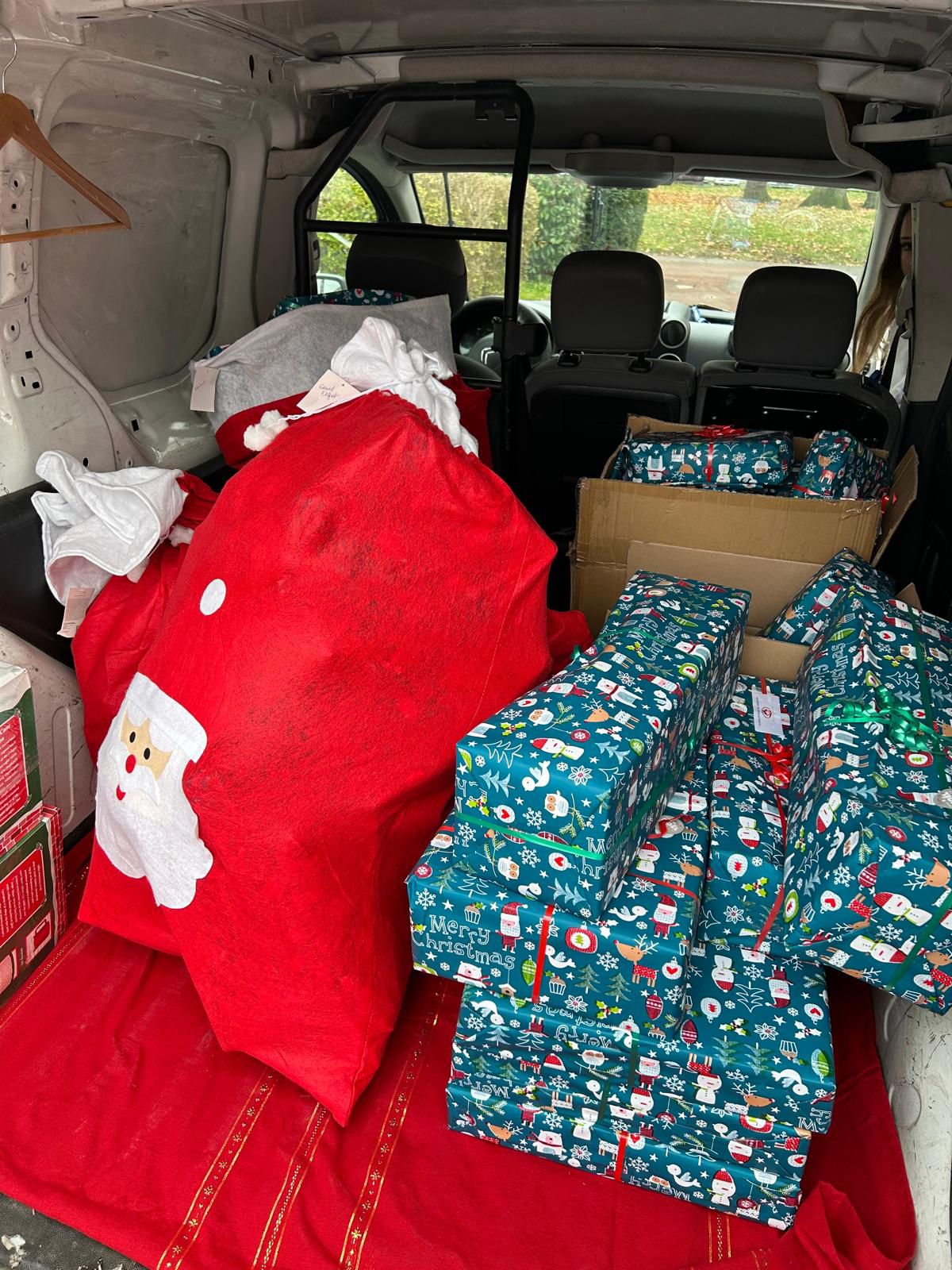 Voiture remplie de cadeaux de Noël pour les enfants